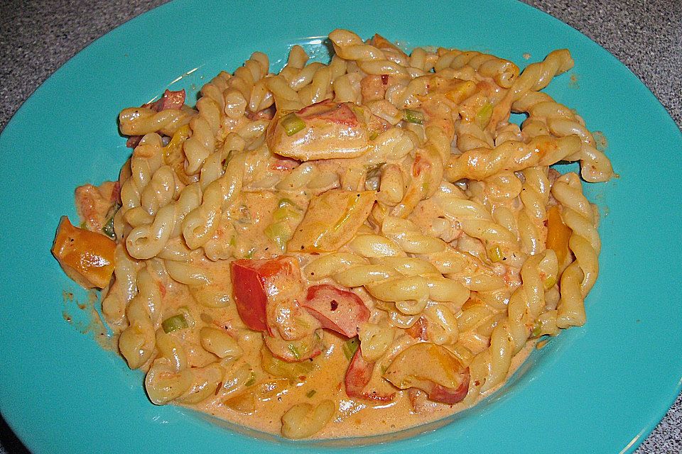 Spaghetti in cremiger Paprika-Tomaten-Frühlingszwiebel-Sauce
