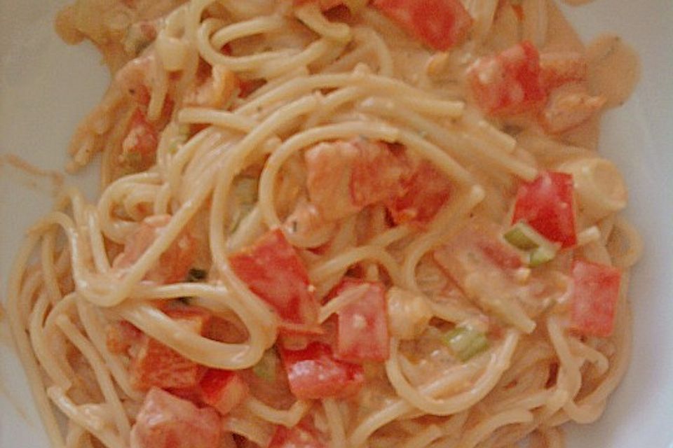 Spaghetti in cremiger Paprika-Tomaten-Frühlingszwiebel-Sauce
