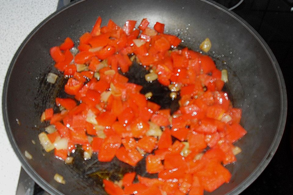 Spaghetti in cremiger Paprika-Tomaten-Frühlingszwiebel-Sauce