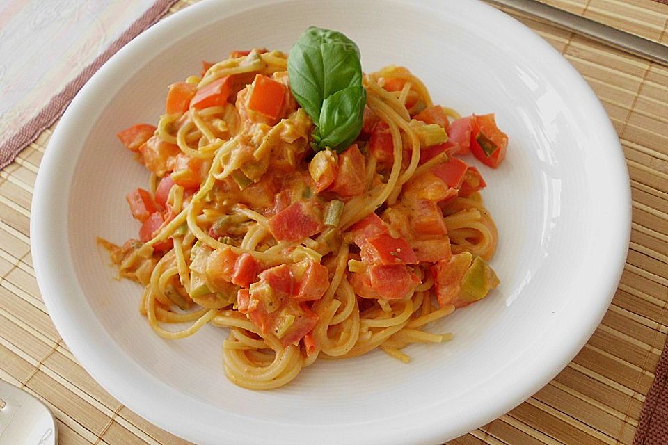 Spaghetti in cremiger Paprika-Tomaten-Frühlingszwiebel-Sauce