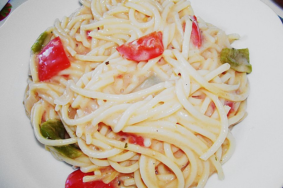 Spaghetti in cremiger Paprika-Tomaten-Frühlingszwiebel-Sauce