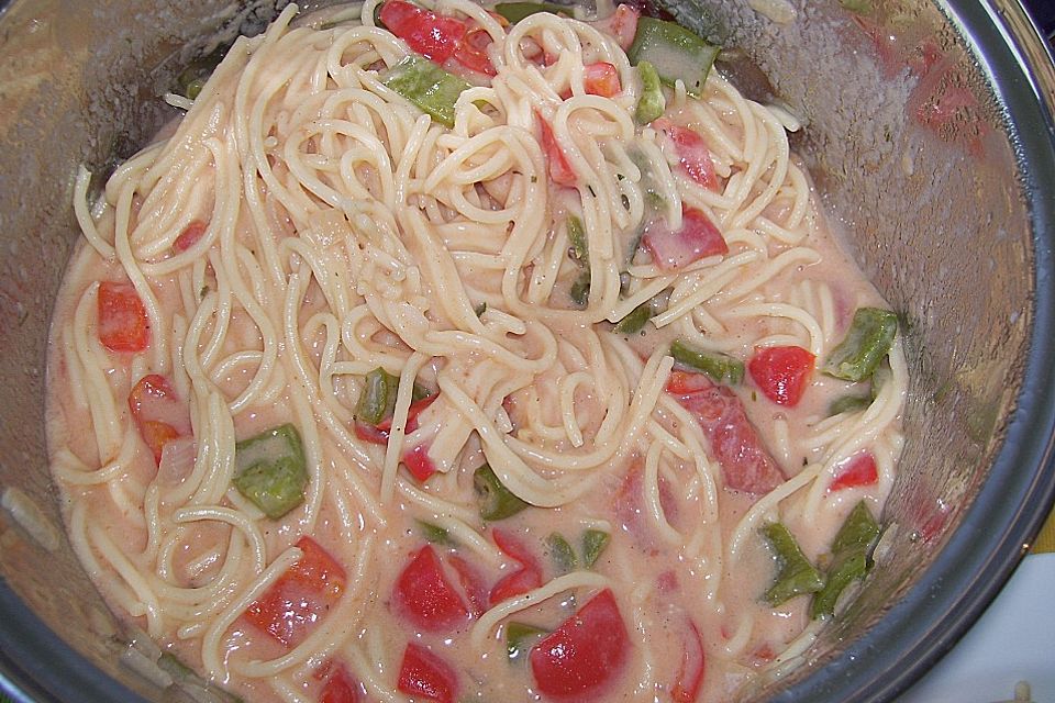 Spaghetti in cremiger Paprika-Tomaten-Frühlingszwiebel-Sauce