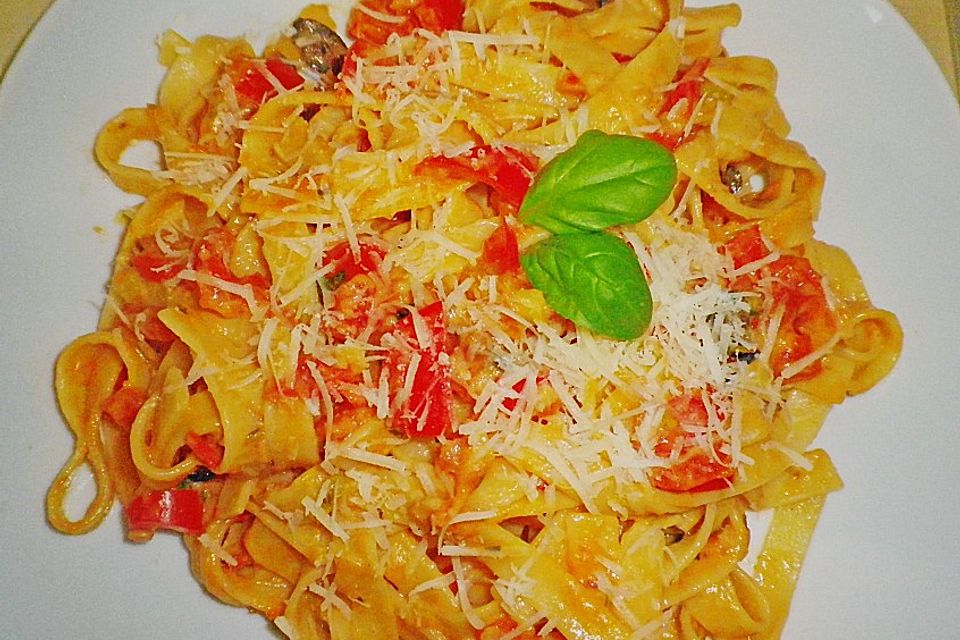 Spaghetti in cremiger Paprika-Tomaten-Frühlingszwiebel-Sauce
