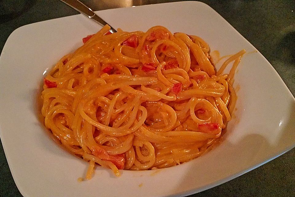 Spaghetti in cremiger Paprika-Tomaten-Frühlingszwiebel-Sauce
