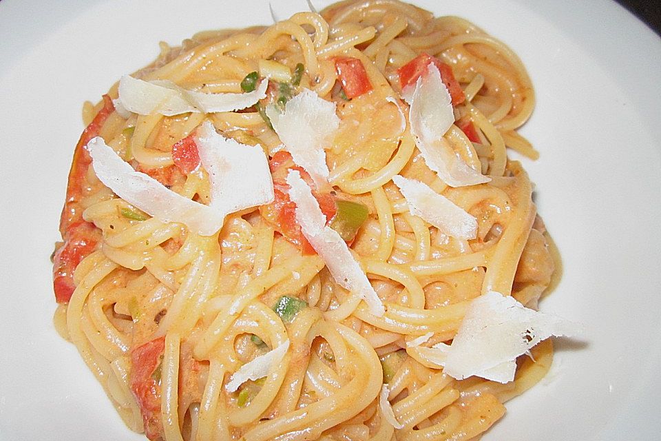 Spaghetti in cremiger Paprika-Tomaten-Frühlingszwiebel-Sauce