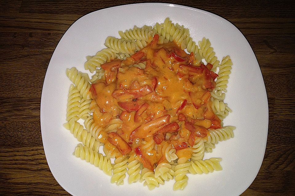Spaghetti in cremiger Paprika-Tomaten-Frühlingszwiebel-Sauce