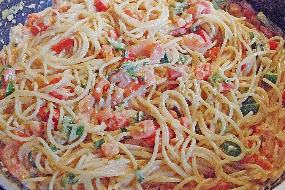 Spaghetti in cremiger Paprika-Tomaten-Frühlingszwiebel-Sauce