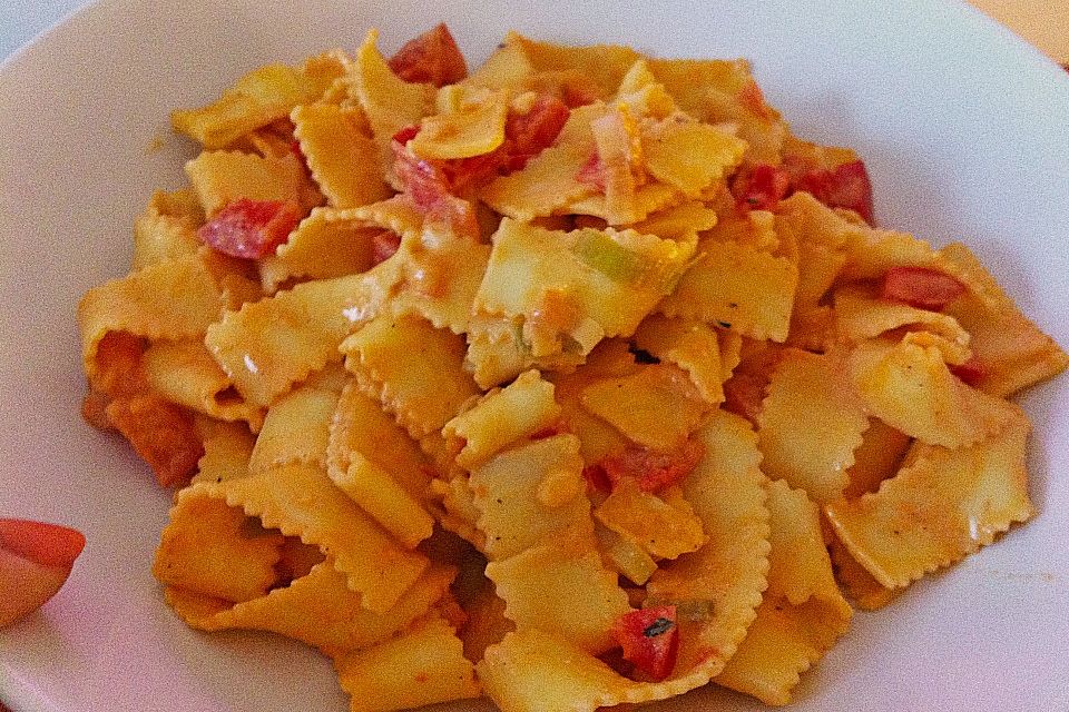 Spaghetti in cremiger Paprika-Tomaten-Frühlingszwiebel-Sauce
