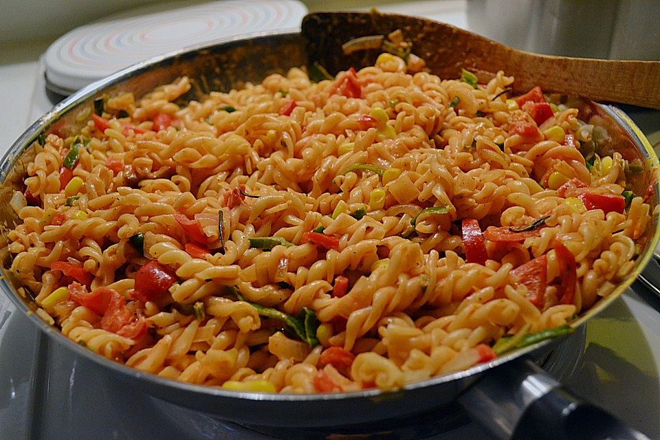 Spaghetti in cremiger Paprika-Tomaten-Frühlingszwiebel-Sauce