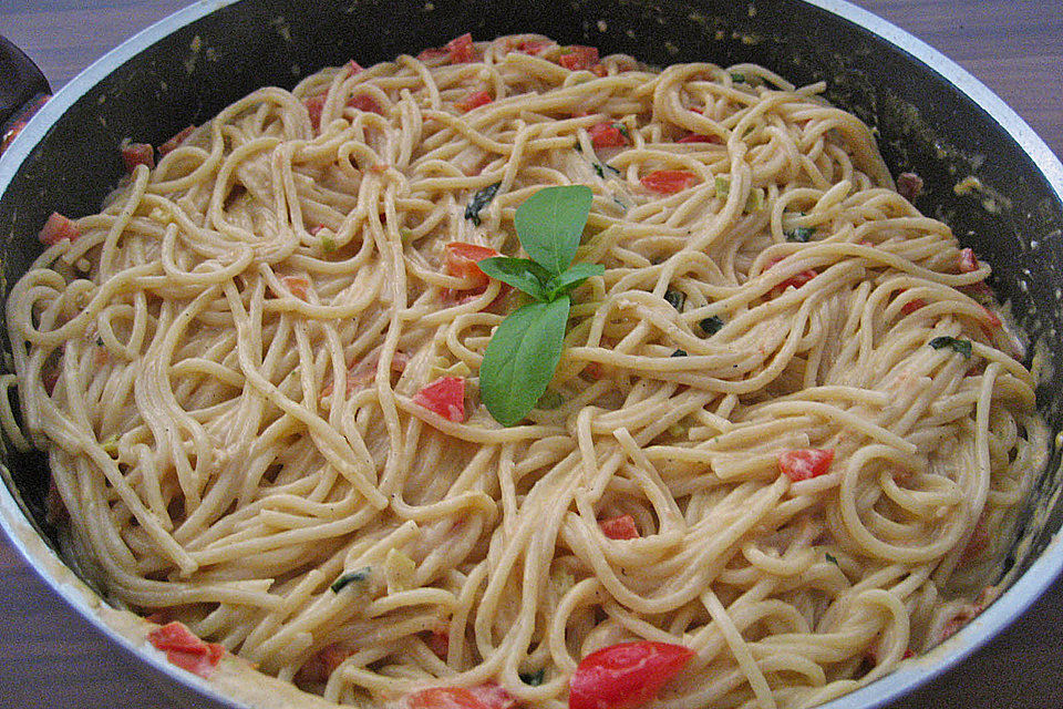 Spaghetti in cremiger Paprika-Tomaten-Frühlingszwiebel-Sauce