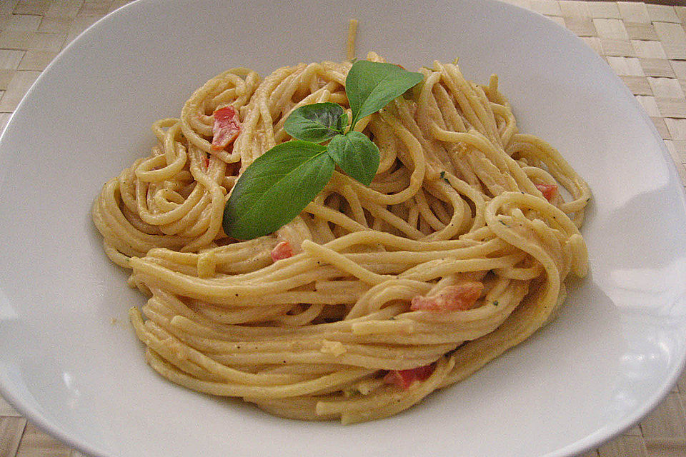 Spaghetti in cremiger Paprika-Tomaten-Frühlingszwiebel-Sauce