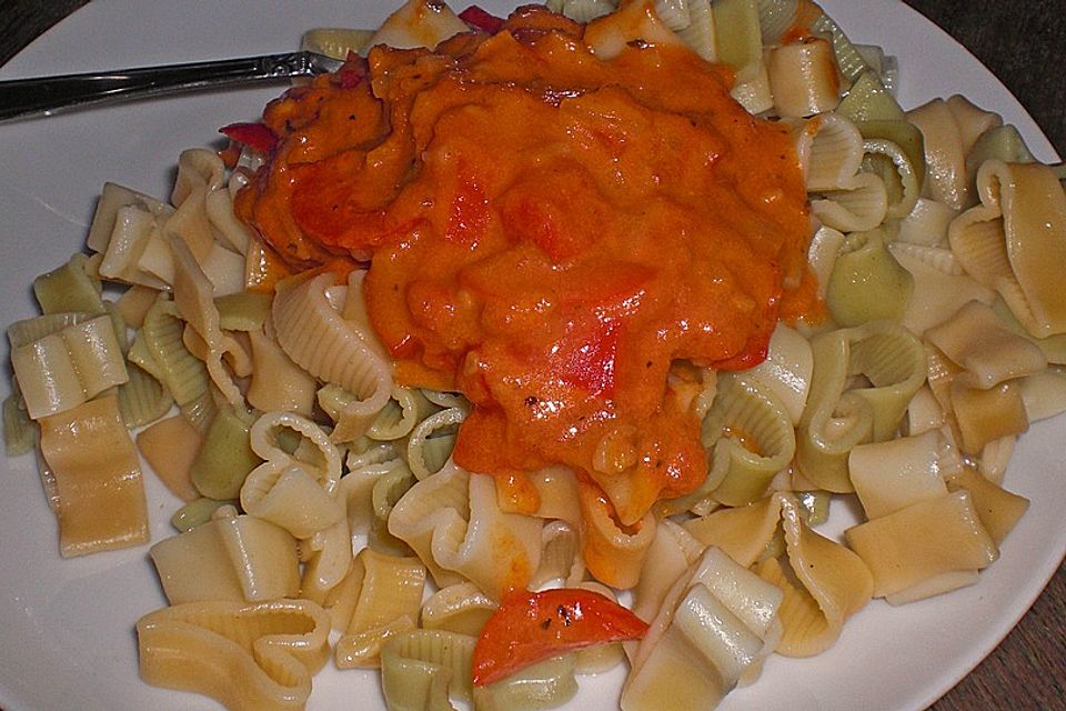 Spaghetti in cremiger Paprika-Tomaten-Frühlingszwiebel-Sauce