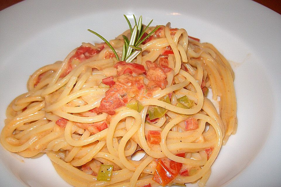 Spaghetti in cremiger Paprika-Tomaten-Frühlingszwiebel-Sauce