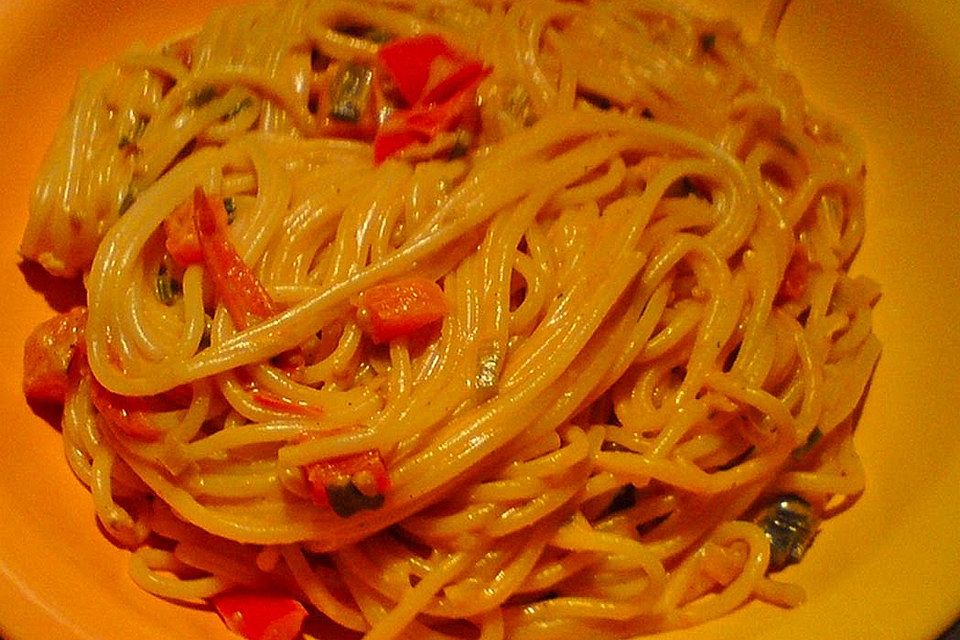 Spaghetti in cremiger Paprika-Tomaten-Frühlingszwiebel-Sauce