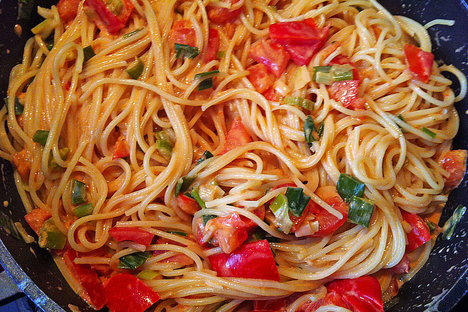 Spaghetti in cremiger Paprika-Tomaten-Frühlingszwiebel-Sauce