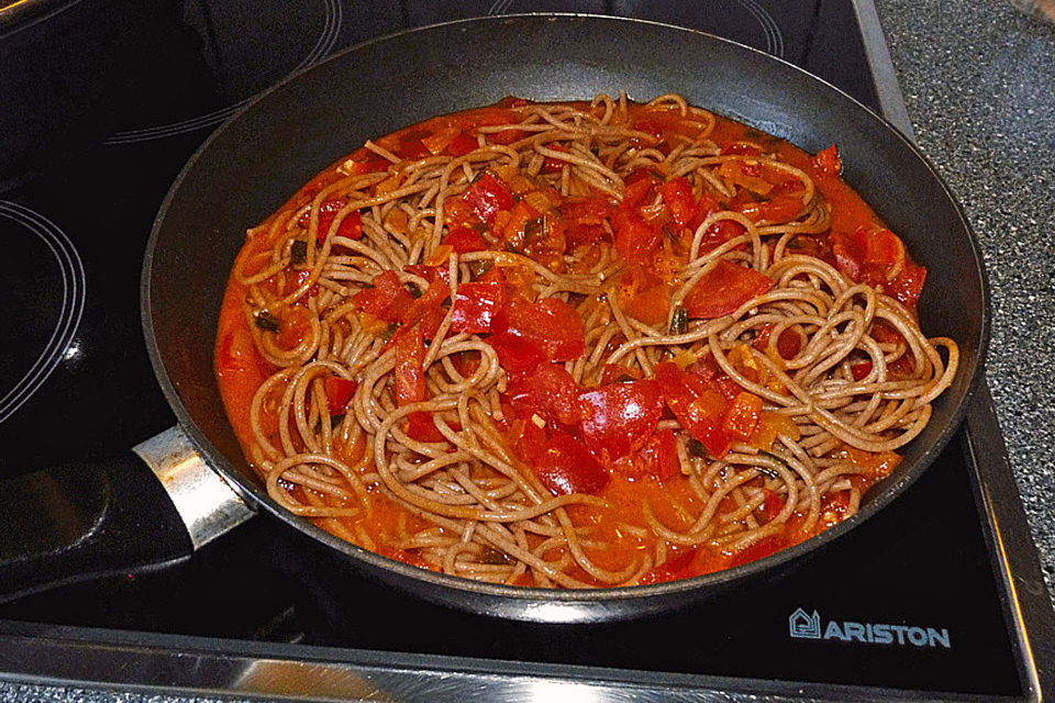 Spaghetti in cremiger Paprika-Tomaten-Frühlingszwiebel-Sauce