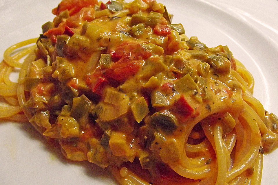 Spaghetti in cremiger Paprika-Tomaten-Frühlingszwiebel-Sauce