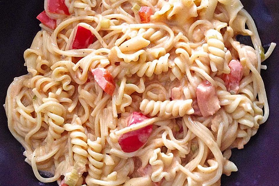 Spaghetti in cremiger Paprika-Tomaten-Frühlingszwiebel-Sauce