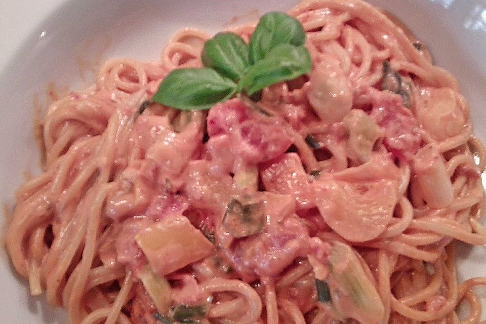 Spaghetti in cremiger Paprika-Tomaten-Frühlingszwiebel-Sauce