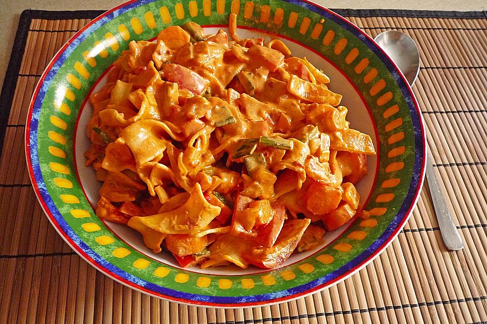 Spaghetti in cremiger Paprika-Tomaten-Frühlingszwiebel-Sauce