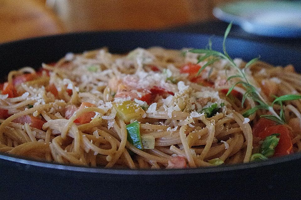 Spaghetti in cremiger Paprika-Tomaten-Frühlingszwiebel-Sauce