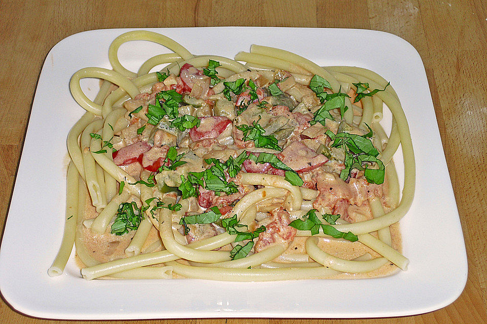 Spaghetti in cremiger Paprika-Tomaten-Frühlingszwiebel-Sauce