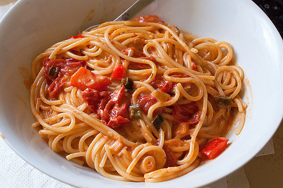Spaghetti in cremiger Paprika-Tomaten-Frühlingszwiebel-Sauce