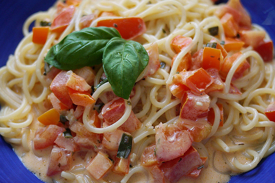 Spaghetti in cremiger Paprika-Tomaten-Frühlingszwiebel-Sauce