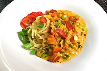Spaghetti in cremiger Paprika-Tomaten-Frühlingszwiebel-Sauce