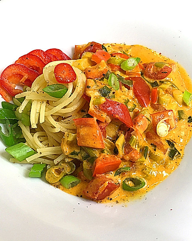 Spaghetti in cremiger Paprika-Tomaten-Frühlingszwiebel-Sauce