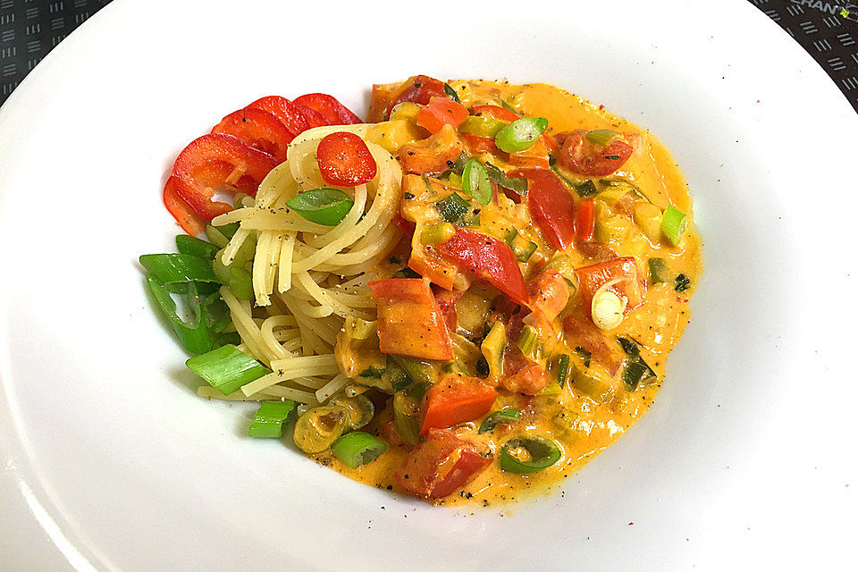 Spaghetti in cremiger Paprika-Tomaten-Frühlingszwiebel-Sauce