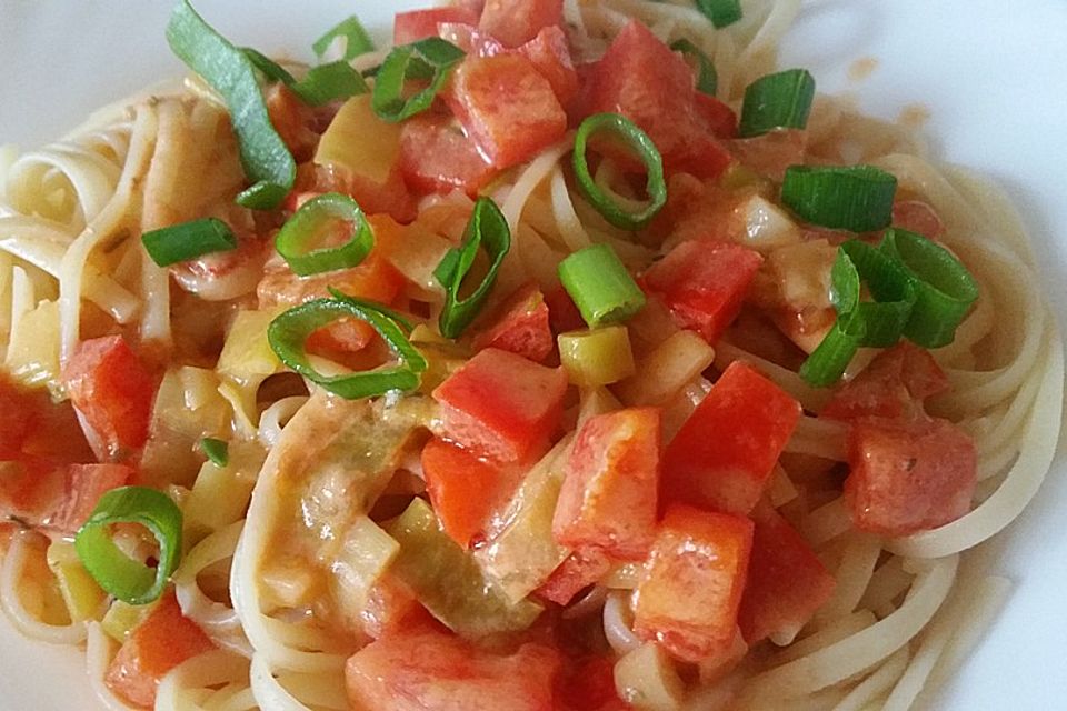 Spaghetti in cremiger Paprika-Tomaten-Frühlingszwiebel-Sauce