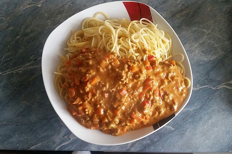 Spaghetti in cremiger Paprika-Tomaten-Frühlingszwiebel-Sauce