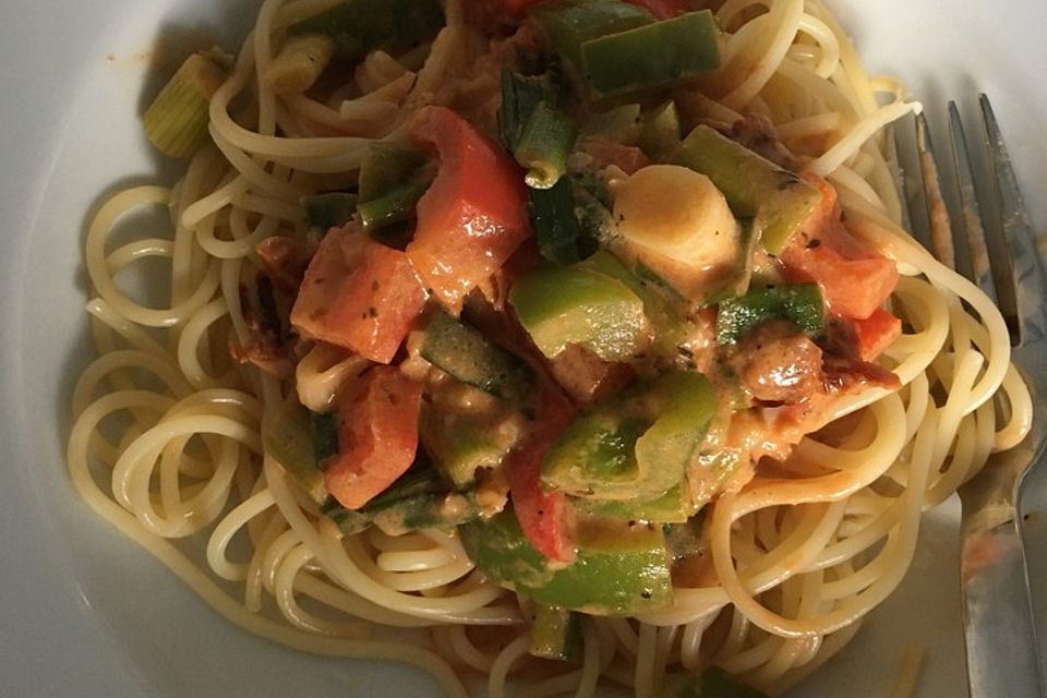 Spaghetti in cremiger Paprika-Tomaten-Frühlingszwiebel-Sauce