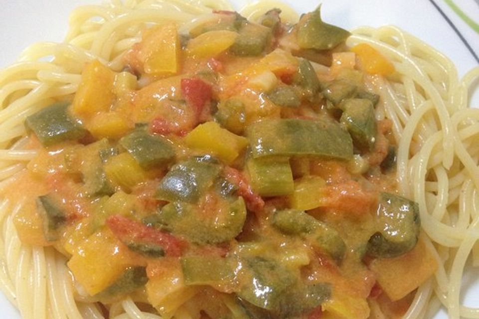 Spaghetti in cremiger Paprika-Tomaten-Frühlingszwiebel-Sauce
