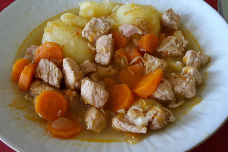 Schweinegulasch mit Möhren