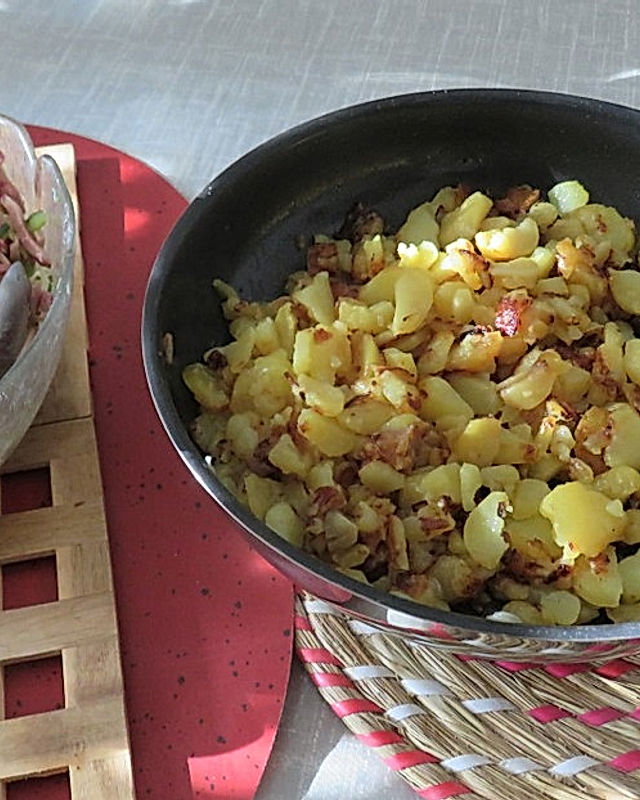 Oberschwäbischer Wurstsalat mit Bratkartoffeln