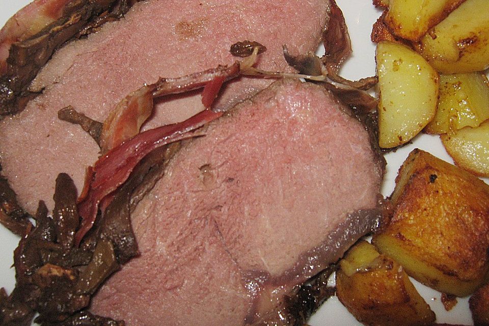 Roastbeef im Steinpilz - Schinken - Mantel mit sardischer Kartoffelpfanne