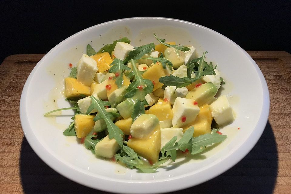 Rucolasalat mit Mango, Avocado und Mozzarella