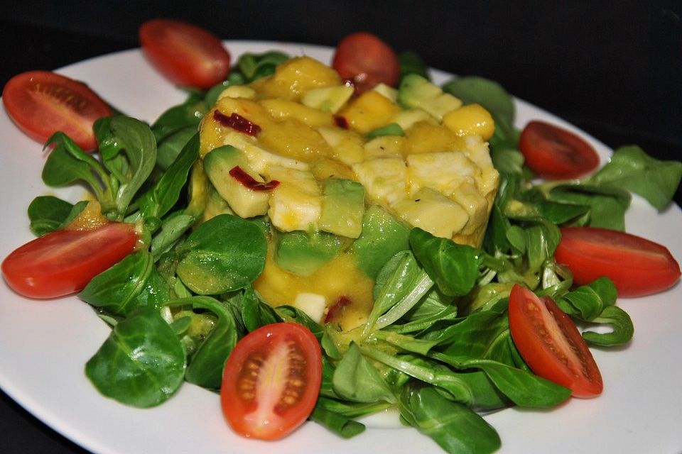 Rucolasalat mit Mango, Avocado und Mozzarella