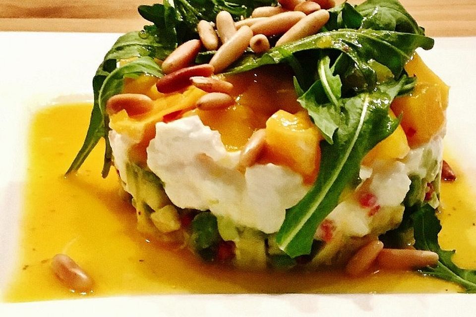 Rucolasalat mit Mango, Avocado und Mozzarella