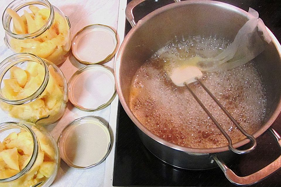 Quittenkompott in Apfel - Lavendel - Sirup