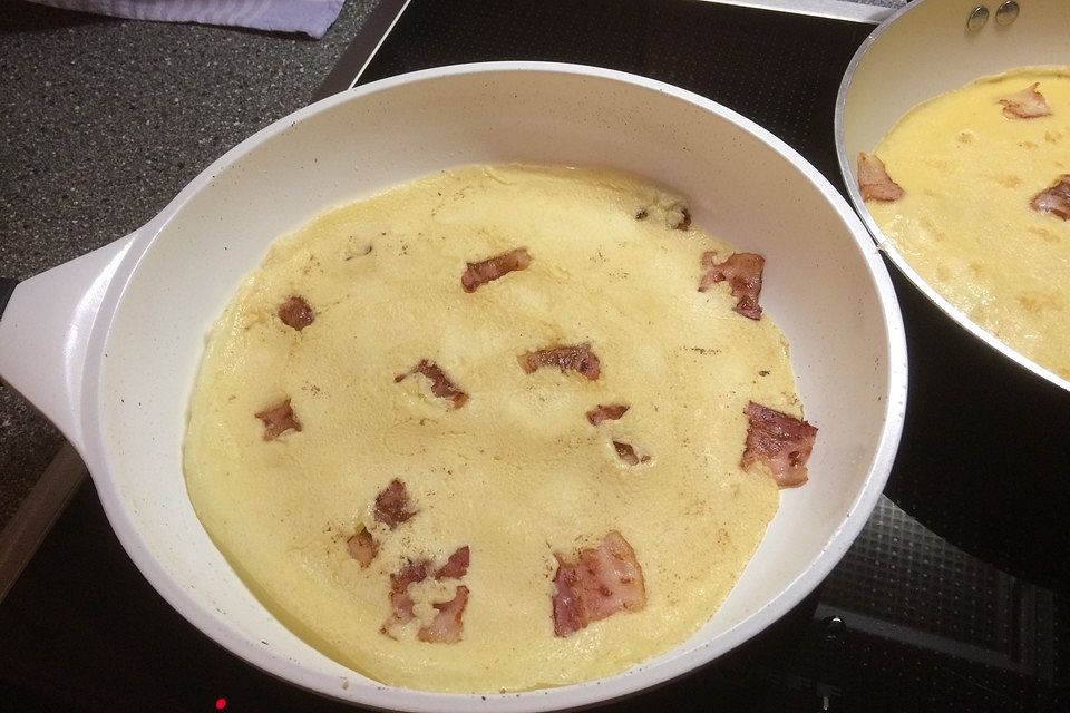 Pfannkuchen mit Speck und Käse