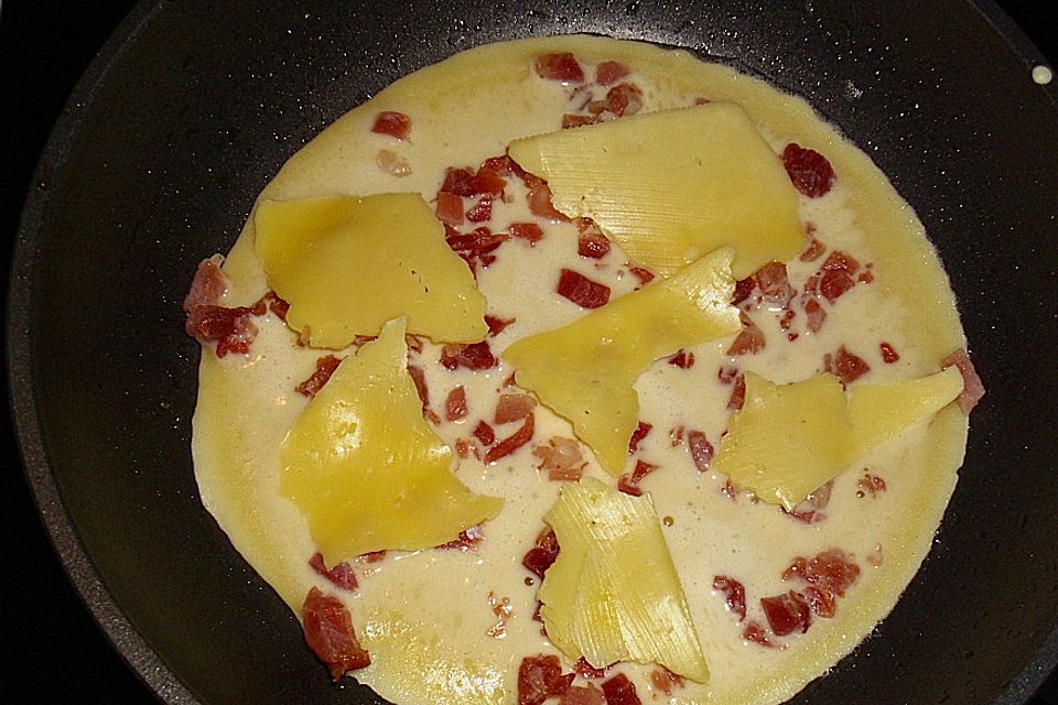 Pfannkuchen mit Speck und Käse