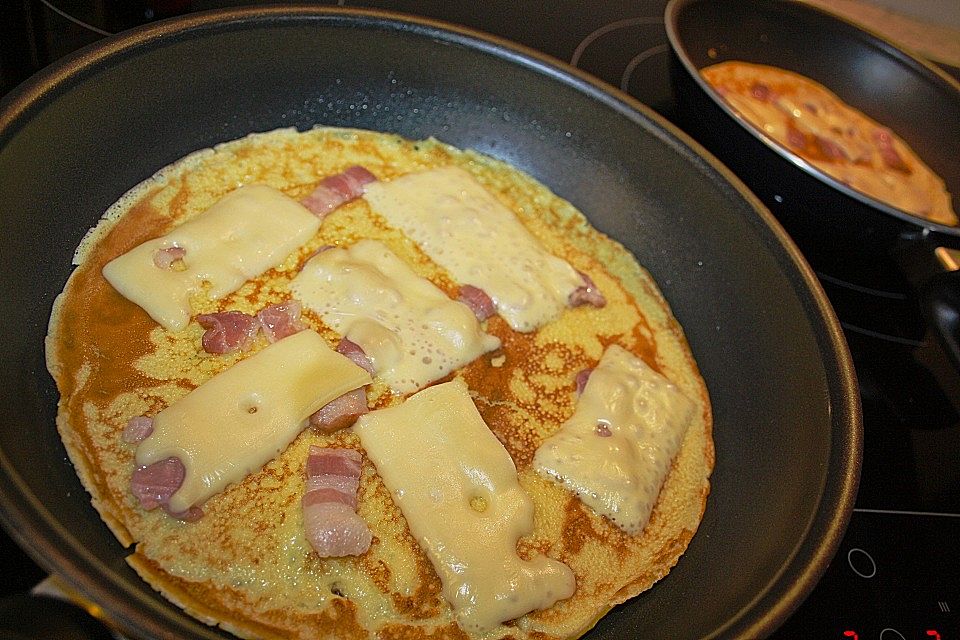 Pfannkuchen mit Speck und Käse