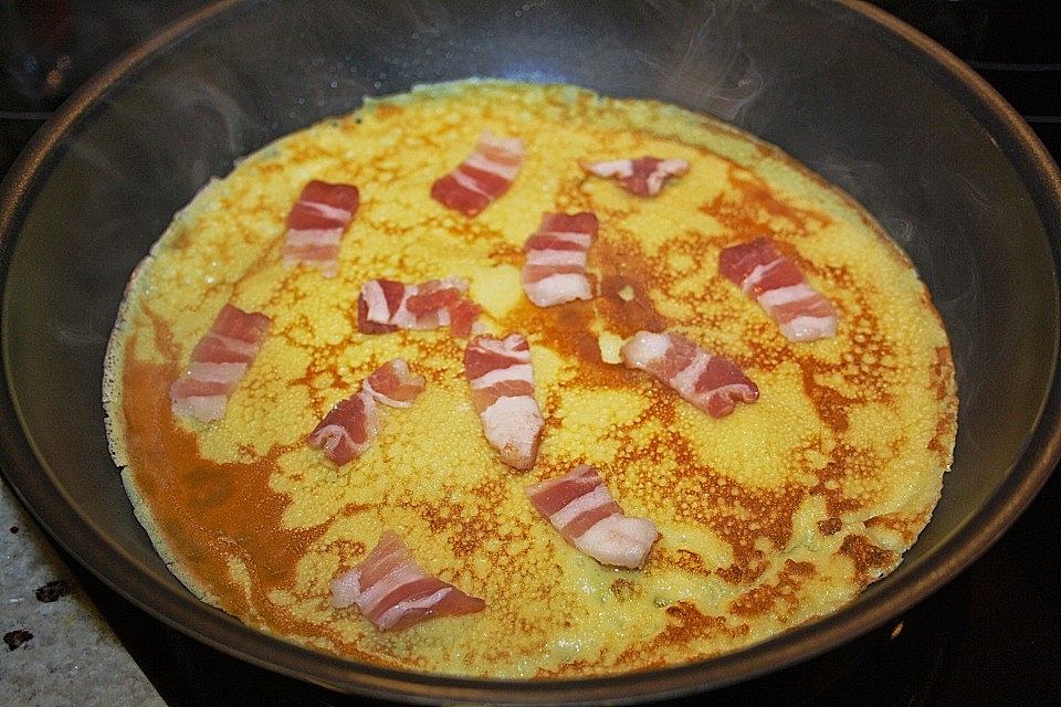 Pfannkuchen mit Speck und Käse