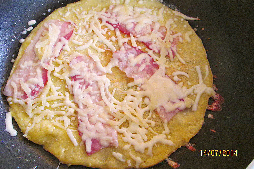 Pfannkuchen mit Speck und Käse