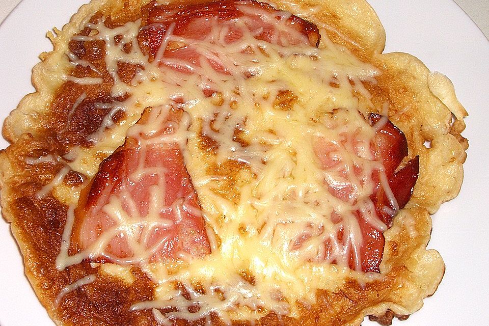 Pfannkuchen mit Speck und Käse