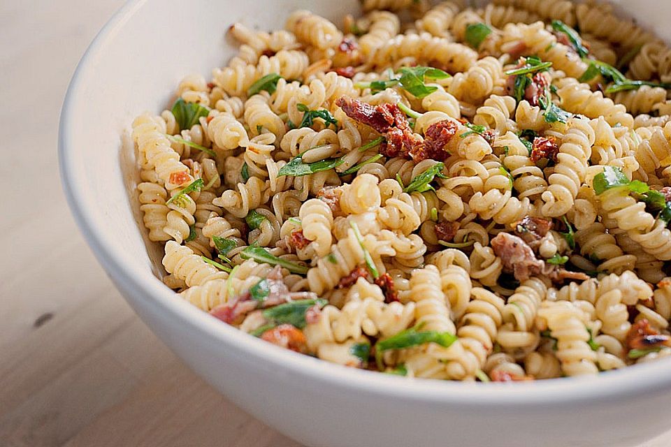 Italienischer Nudelsalat mit Rucola