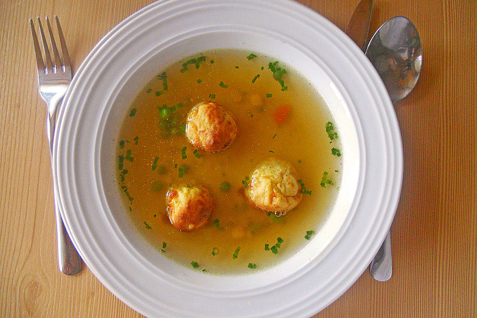 Klare Tomatensuppe mit Kartoffel - Käse - Klößchen